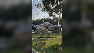 Bu aynalı paslanmaz çelik heykel, çeşitli boyutlarda pürüzsüz, yuvarlak kürelerden oluşur