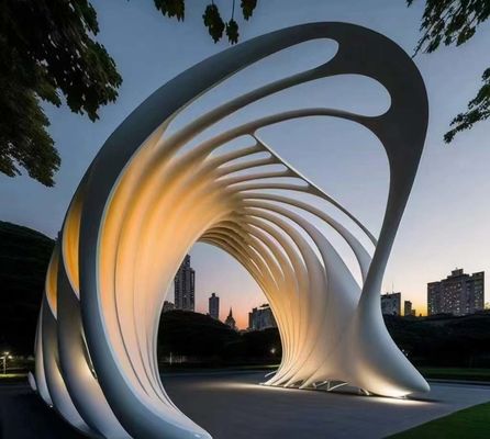 316L paslanmaz çelik dış mekan metal heykel modern sanat dekorasyonu için 4.5 metre uzunluğunda beyaz fırın lacki ile